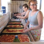 Preparazione di una particolare pizza siciliana, lo sfincione