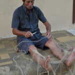 Pescatore siciliano con rete da pesca
