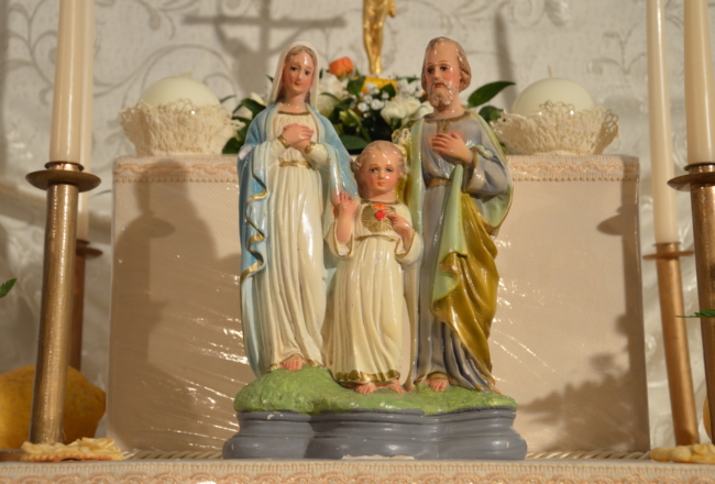 Maria, Gesù e Giuseppe negli Altari La Sacra Famiglia negli Altari di San Giusepee, Balestrate