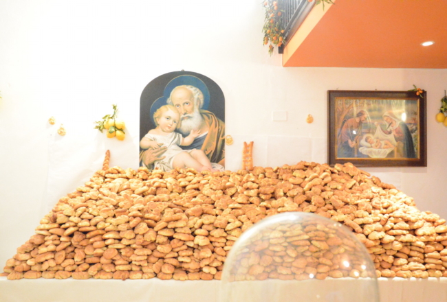 Pane tipico di San Giuseppe distribuito negli Altari di San Giuseppe Pane di San Giuseppe, trour degli Altari, simboli religiosi, Balestarte, Sicilia
