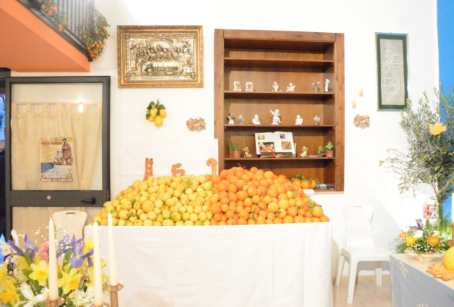 Limoni ed arance distribuiti negli Altari di S. Giuseppe Balestrate Agrumi, limoni ed arance, tour Altari di San Giuseppe, Balestrate